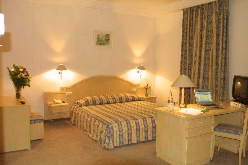 Hotel Ibn Khaldoun Tunisz Szoba fotó