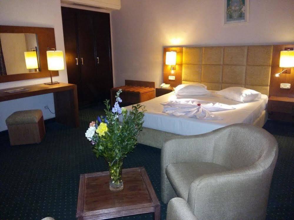 Hotel Ibn Khaldoun Tunisz Kültér fotó